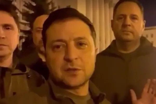 Vladimir Zelenski, mesaj în haine de război: „Noi suntem aici. Suntem la Kiev. Apărăm Ucraina”