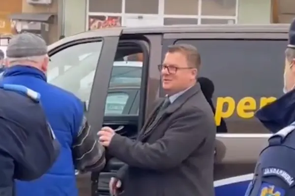 Deputat AUR, alungat de la protestul din Cugir! Muncitorii nu vor politizarea revoltei lor pentru salarii