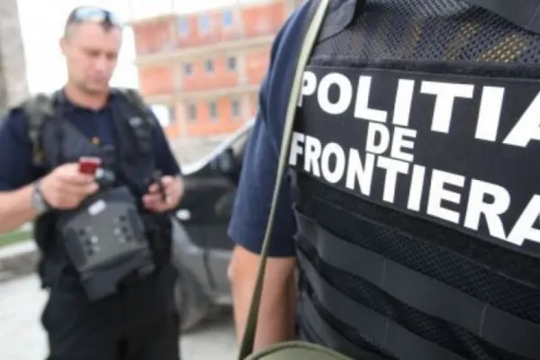 Siguranța unei familii de lebede asigurată de către polițiștii de frontieră FOTO
