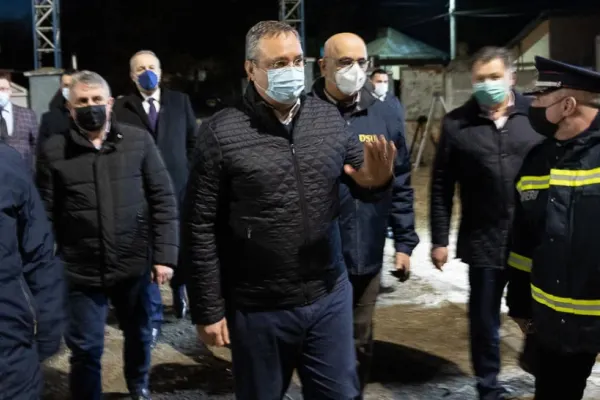 Premierul Ciucă a anunţat că 18 cetăţeni români care au fost blocați în Ucraina au ajuns în ţară