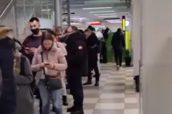 VIDEO Imaginea DISPERĂRII în Rusia. Cozi uriașe la bancomatele, după noile sancțiuni financiare împotriva Moscovei