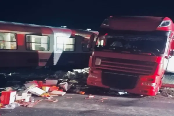 Accident CUMPLIT în Timiș! Un TIR, lovit în plin de un tren. Traficul, BLOCAT