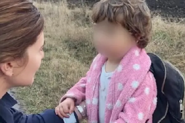 Fetiță de 3 ani, găsită de polițiști pe marginea drumului, în papuci și halat - De ce a plecat de acasă