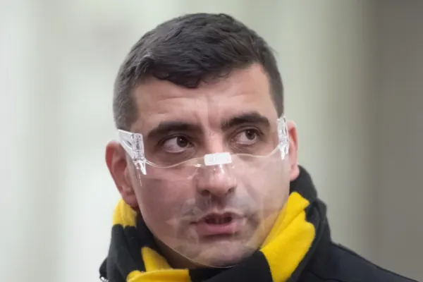 George Simion riscă să nu mai fie șeful partidului AUR - Scaunul său se clatină după ce a fost dat afară de la o întrunire de la Madrid