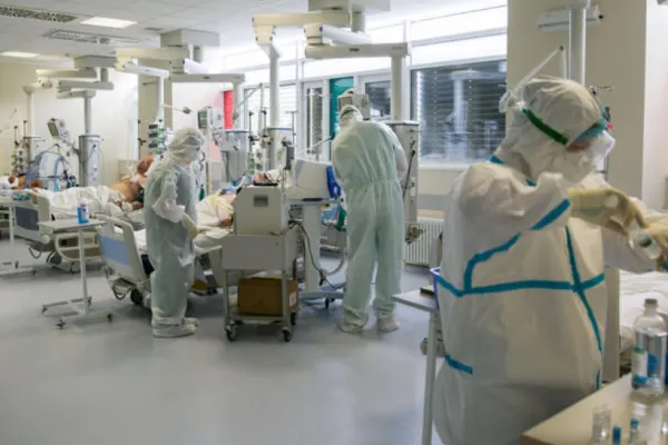 O nouă variantă COVID îi îngrijorează pe experți. Cât de periculos este "Centaurul"