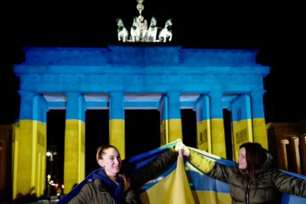 FOTO | SOLIDARITATE europeană cu Ucraina! Cum au fost luminate clădirile din Berlin și Paris