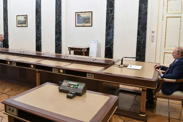 Ministrul de Externe al Rusiei, tratat la fel ca președintele Franței. A fost primit de Putin la o masă la fel de lungă