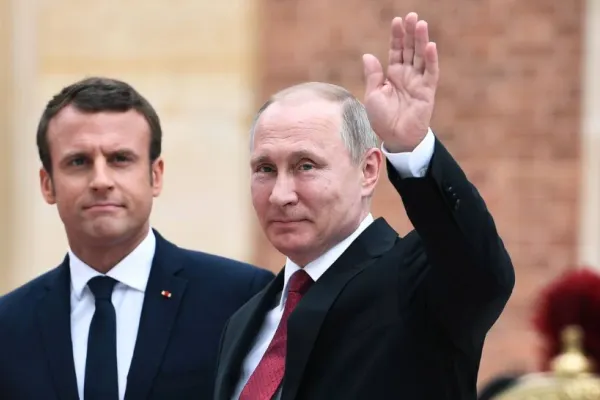 Emmanuel Macron, noi discuții cu Vladimir Putin pentru încetarea focului în Ucraina - Bombardamentele continuă