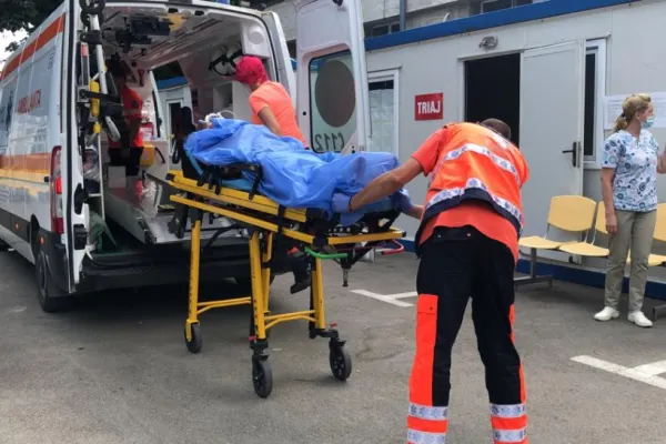 Medic UPU, luat cu targa din gardă și dus la spital
