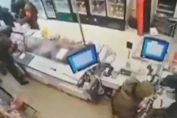 VIDEO | Militari ruși filmați în timp ce fură dintr-un magazin din Ucraina