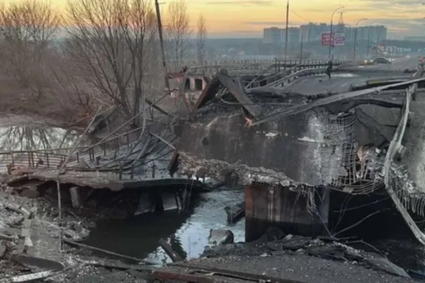 Pod aruncat în aer de Ucraina, pentru a stopa invazia rusă - imaginile disperării