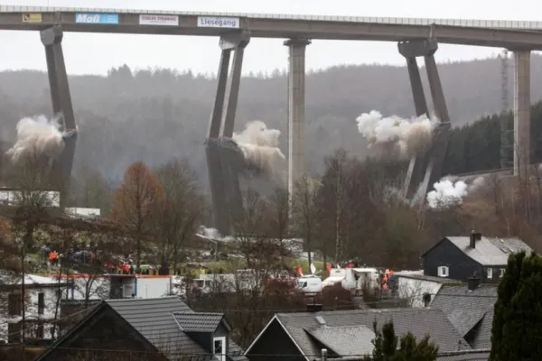 Imagini fabuloase din Germania - POD aruncat în aer cu 120 de kilograme de explozibil | FOTO&VIDEO