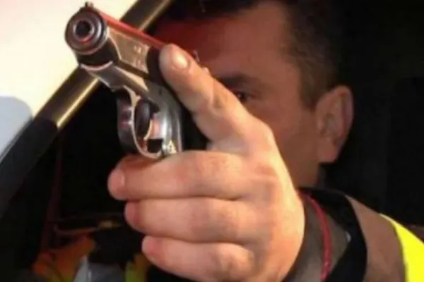 Polițiști ATACAȚI în Dâmbovița de un bărbat VIOLENT! Acesta a fost împușcat. S-au tras 8 focuri de armă