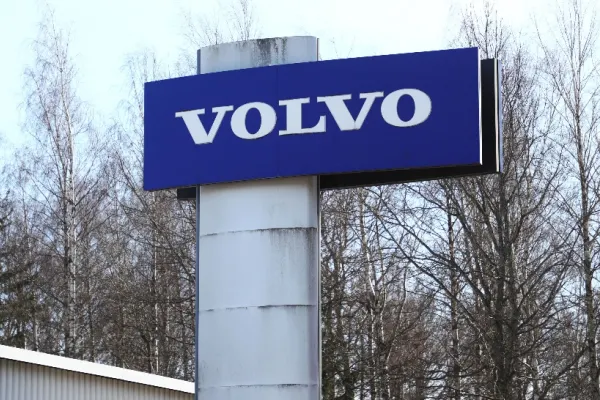 Război în Ucraina | Volvo Group a oprit producţia şi vânzările în Rusia