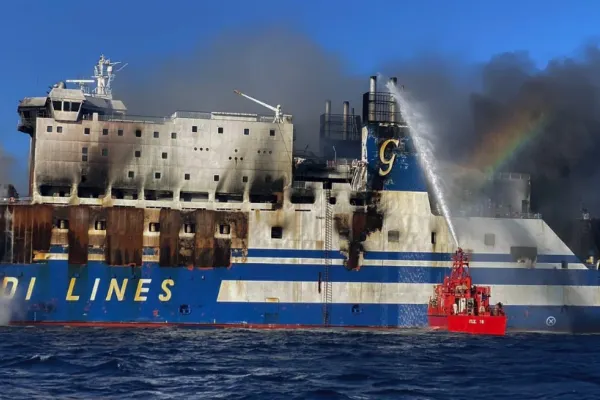 Primul supraviețuitor găsit pe feribotul italian care a luat foc în apropiere de Corfu: câte persoane mai sunt date DISPĂRUTE