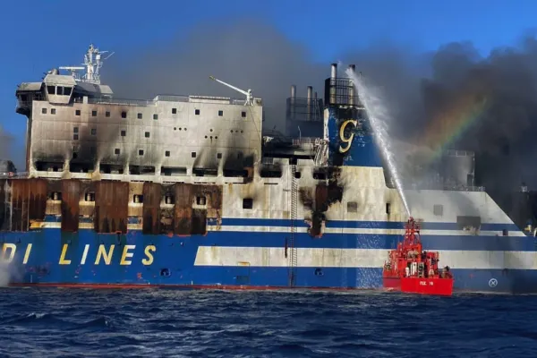 Posibilă pată de poluare lângă feribotul italian care a luat foc în apropiere de Corfu: 12 persoane, date dispărute, în continuare