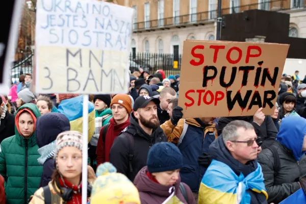 FOTO + VIDEO | Proteste uriașe în fața ambasadelor Rusiei din lume. Oamenii, solidari cu ucrainenii