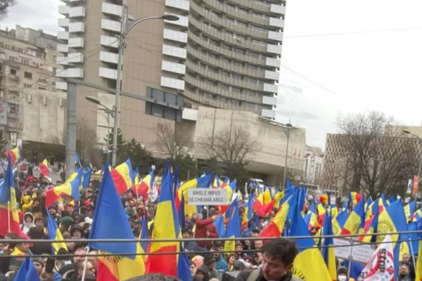 Protest AUR în centrul Bucureștiului. George Simion, incident cu jandarmii, manifestanții vor să meargă la Cotroceni