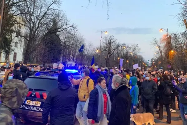 FOTO Protest la Ambasada Rusiei din București. Tânăr reținut de jandarmi, fotografia lui Putin, mânjită cu vopsea roșie