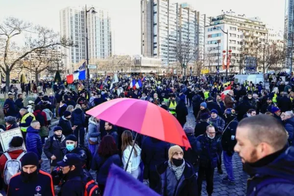 VIDEO Proteste uriașe la Paris, pe modelul din Canada. Poliția a folosit gaze lacrimogene