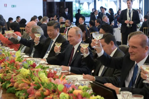 În plin război cu Occidentul, Putin caută prietenia la vecinii din est: „China este partenerul nostru strategic în arena internaţională”
