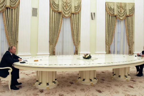 Cancelarul Germaniei așezat de Vladimir Putin la aceeași masă la care a stat și președintele Franței