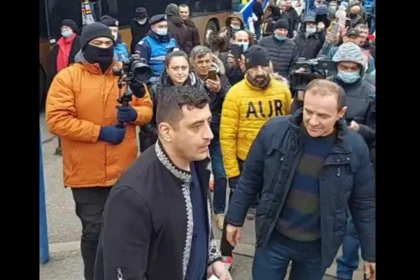 AUR continuă protestele în țară. Sediul partidului din județul Caraș Severin a fost vandalizat VIDEO