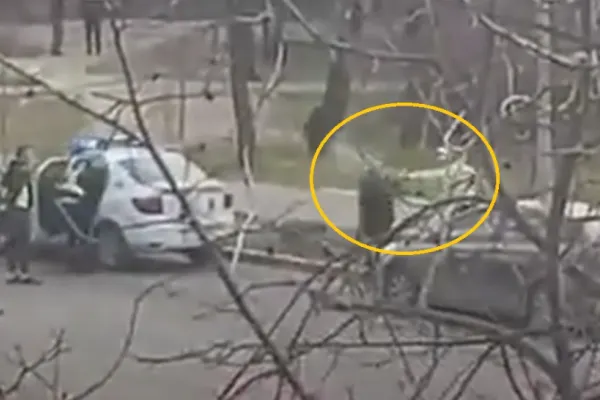 VIDEO Scena halucinantă la Timișoara, între un pieton și un polițist. Unul a dat cu piciorul, celălalt cu spray
