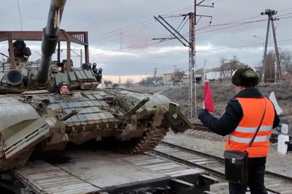 Două convoaie militare se îndreaptă spre Donețk. Unul este cu tancuri, celălalt cu camioane și cisterne de carburant