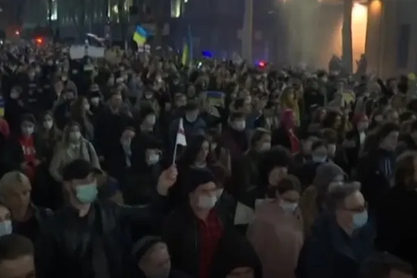 VIDEO | Proteste uriașe în Georgia. Oamenii au ieșit pe străzi și cer pace