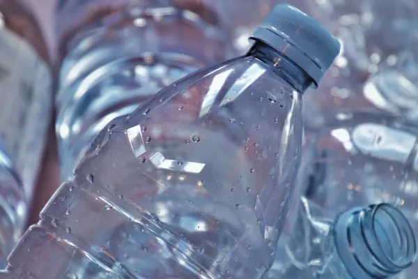 Sticlele din plastic reutilizabile, periculoase pentru sănătate. Semnal de alarmă tras de oamenii de ştiinţă