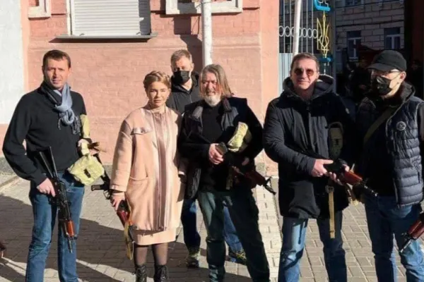 FOTO Fostul premier reformist Iulia Timoșenko îl așteaptă pe Putin cu un Kalașnikov în mână