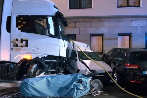 VIDEO | Un șofer de TIR beat a făcut prăpăd pe o stradă din Germania: 31 de mașini avariate