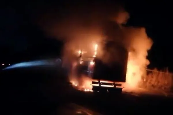 VIDEO |  TIR plin cu alimente și detergenți a luat foc în trafic, în Suceava
