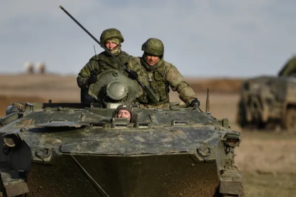 Ultima mișcare a Rusiei în Ucraina: Trupe și tancuri, mutate în Donbas, în zonele separatiste recunoscute de Putin