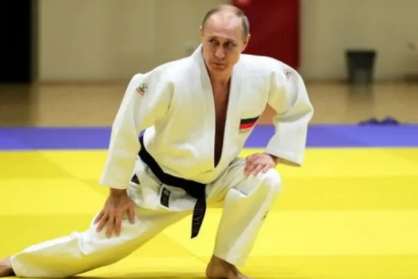 Federația Internațională de Judo a suspendat poziția lui Vladimir Putin de președinte de onoare și ambasador al organizației