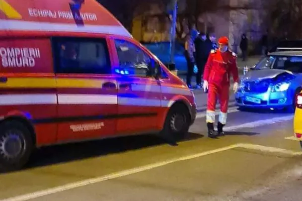 FOTO | Ghinion în lanț! Un copil si mama lui, răniți într-un accident. Echipajul SMURD trimis pentru ajutor, lovit de o mașină