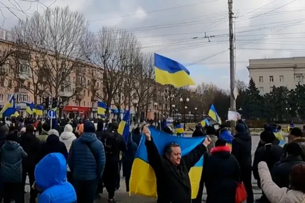 Ucrainenii sunt în stradă și protestează împotriva rușilor la Herson - Au fost trase focuri de armă. Scene tulburătoare VIDEO