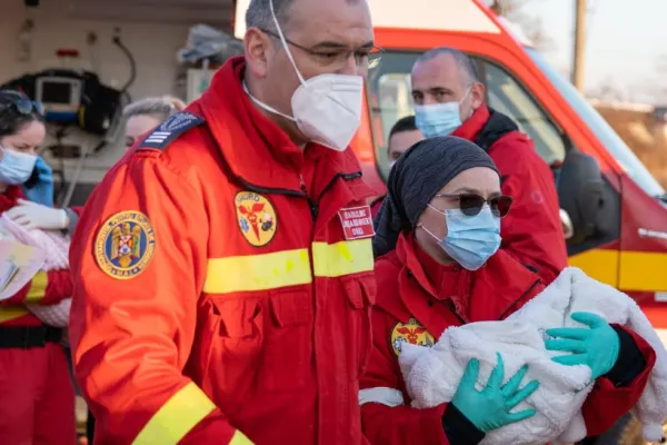 Misiune contracronometru de salvare a 2 bebeluşi de naţionalitate română din Ucraina