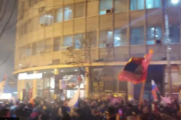 VIDEO Protest pro-Rusia la Belgrad: oameni cu steaguri în mână scandează anti-NATO