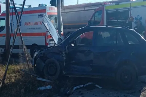 Accident grav, în jud. Cluj: impact violent între un autoturism și un microbuz plin cu pasageri