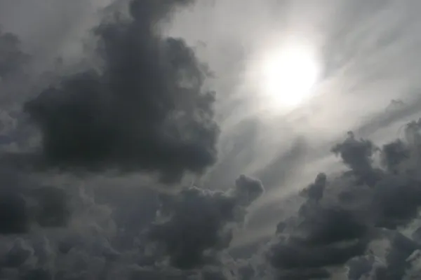 Norul toxic din Ucraina NU este în România - Calitatea aerului și concentrațiile de monoxid de carbon din 22-23 martie