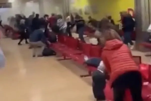 VIDEO | Alertă într-un aeroport din Italia, tavan prăbușit peste pasageri. Cod portocaliu de furtună