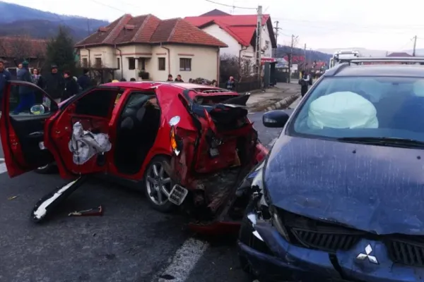 FOTO | Carambol cu 6 victime și 3 mașini, în Vâlcea. Şoferiţă din Ucraina, implicată în accident