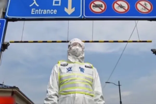 Mișcări extreme în China. Mii de angajați au fost izolați în fabrici din cauza unui focar de Covid