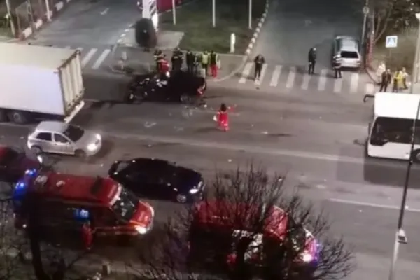 VIDEO | Două persoane rănite în urma unui accident grav, în Capitală