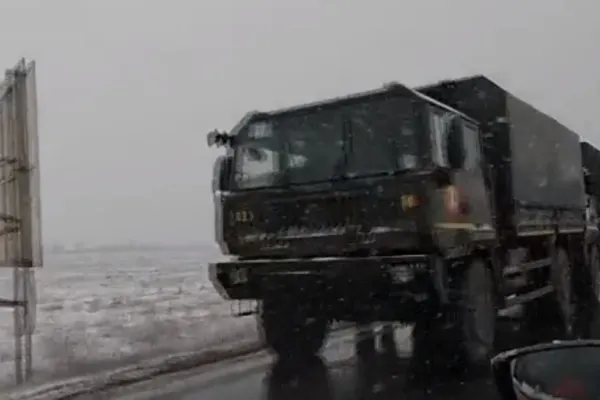 VIDEO | Un convoi militar al Armatei Române, implicat într-un accident în Buzău. Traficul, restricționat