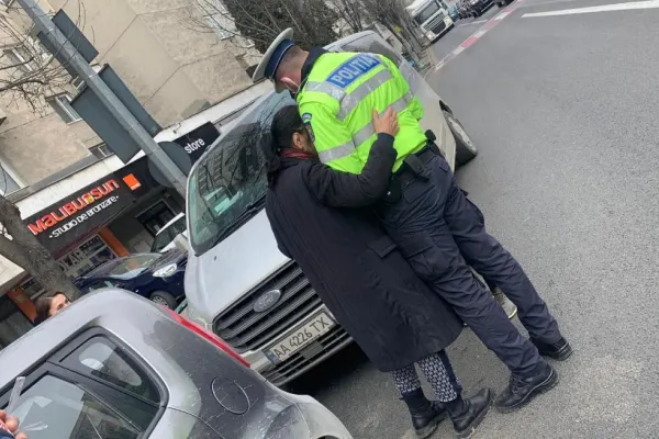 Imaginea care face cât o mie de cuvinte: durerea unei victime a războiului din Ucraina, alinată de un polițist - FOTO