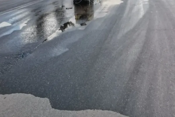 VIDEO + FOTO A cumpărat o tonă de motorină și s-a răsturnat la ieșirea din benzinărie