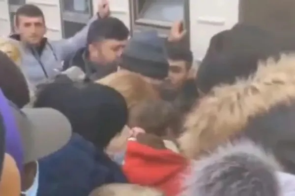 VIDEO | Imaginile disperării în Ucraina. Oamenii se luptă să prindă un loc în tren, după alarmele de atac aerian